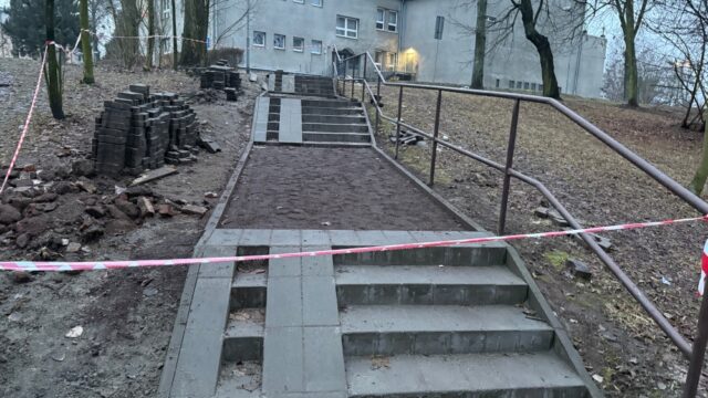 Prace remontowe w parku w Bielszowicach: Schody w trakcie naprawy, a wkrótce rewitalizacja skwerów