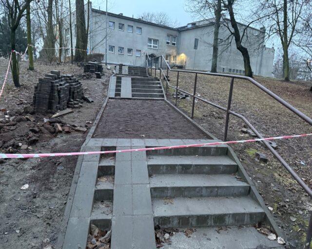 Prace remontowe w parku w Bielszowicach: Schody w trakcie naprawy, a wkrótce rewitalizacja skwerów