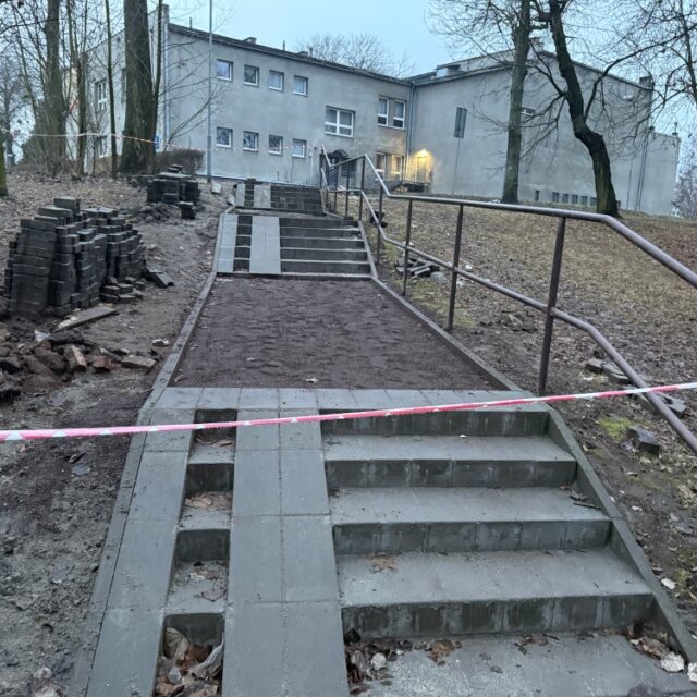 Prace remontowe w parku w Bielszowicach: Schody w trakcie naprawy, a wkrótce rewitalizacja skwerów