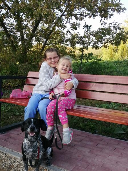 Emilka i Jagoda na spacerze z pieskiem lulu