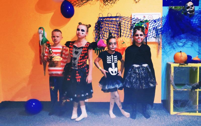 Wyjście dzieci na imprezę halloween'ową
