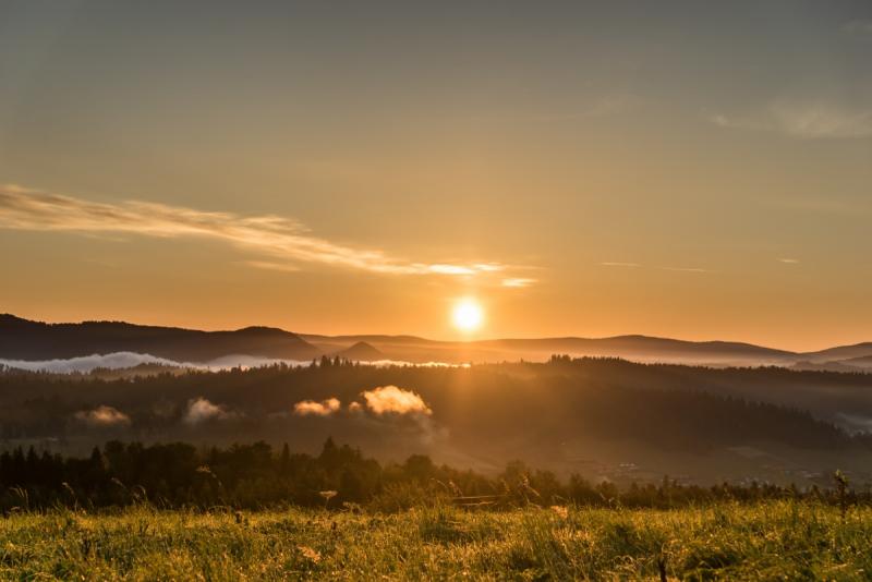 Wschód słońca nad jeziorem Solińskim