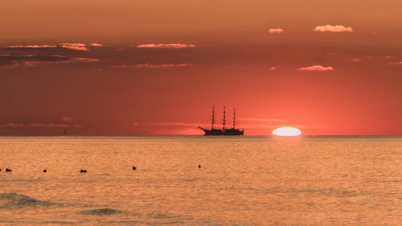 Dar Młodzieży na redzie na Zatoce Gdańskiej