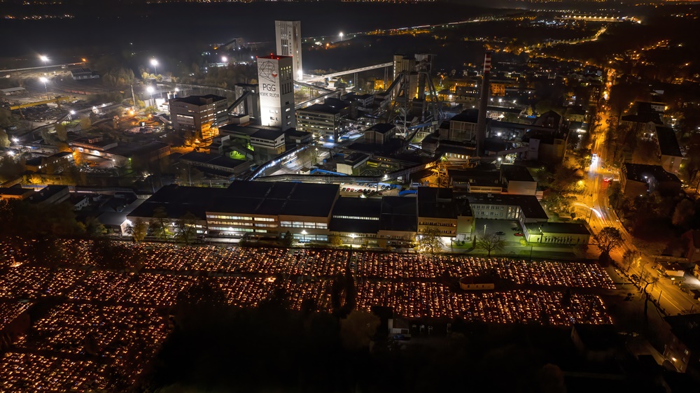 1 listopada obchodzimy Dzień Wszystkich Świętych. Na cmentarzach zapłonęło tysiące zniczy - fotoreportaż