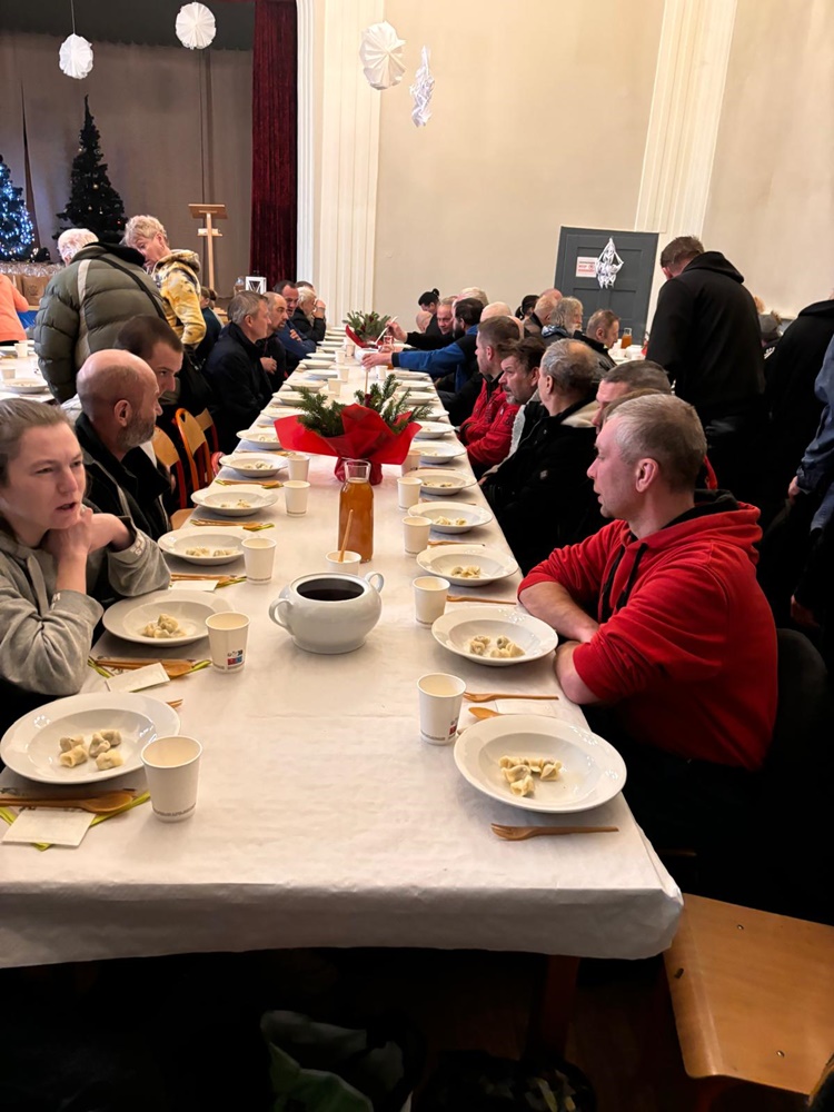 Wigilia dla potrzebujących w Rudzie Śląskiej – magia świąt w sercach i na stołach - fotoreportaż