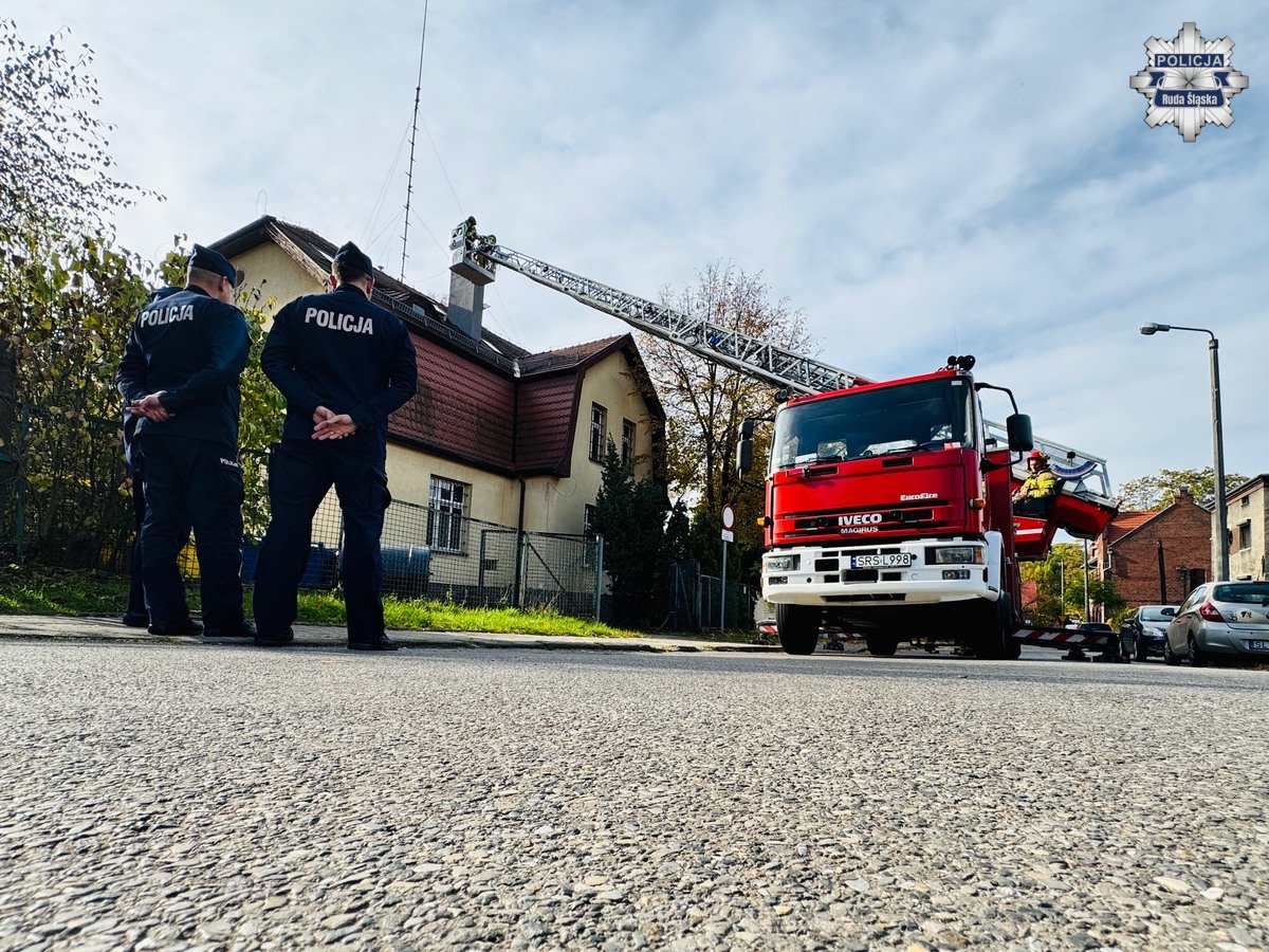 Symulacja pożaru poddasza w komisariacie. Test procedur i współpracy służb - fotoreportaż
