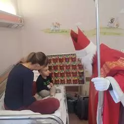 Odwiedziny Świętego Mikołaja w szpitalu