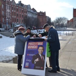 Marek Wesoły zbiera podpisy