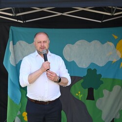 Rodzinny piknik przy piekaroku