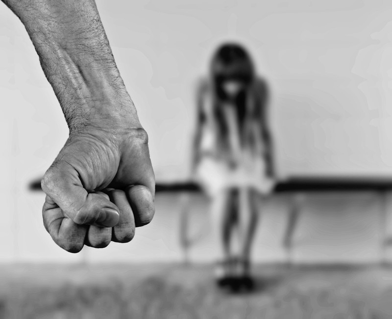 33-latek aresztowany za brutalne pobicie żony i syna. Bił garnkiem, szarpał i popychał