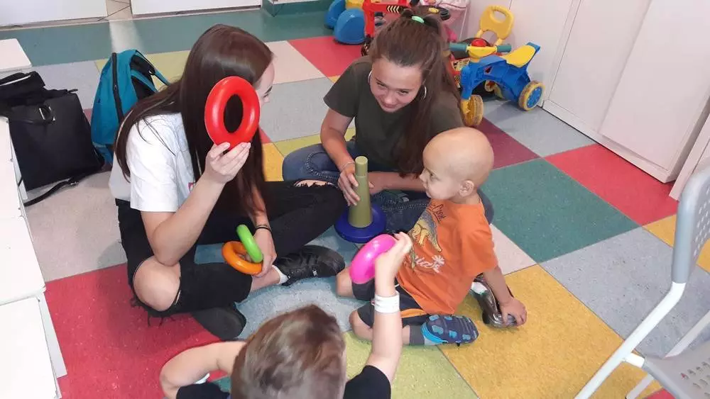 Uczniowie Szkoły Podstawowej nr 2 w Rudzie Śląskiej od pięciu lat regularnie wspierają dziecięce oddziały onkologiczne na terenie naszej aglomeracji.