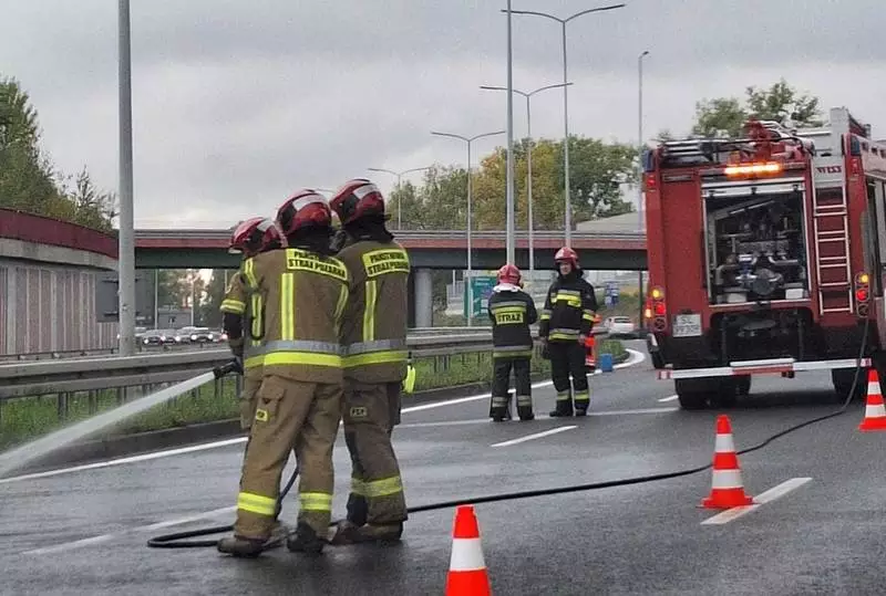 [AKTUALIZACJA] Zdarzenie drogowe na DTŚ – karetka transportowa uderzyła w barierki