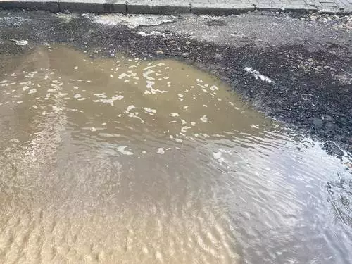 Awaria wodociągu w ciągu ul. Miodowej. Droga była zalana!