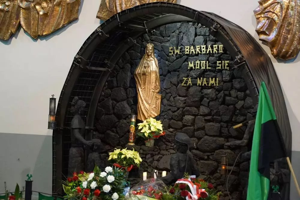 Jutro będziemy obchodzić wspomnienie św. Barbary, czyli tradycyjną Barbórkę ⚒ Dzisiaj w cechowni KWK Bielszowice odbyły się pierwsze uroczystości!