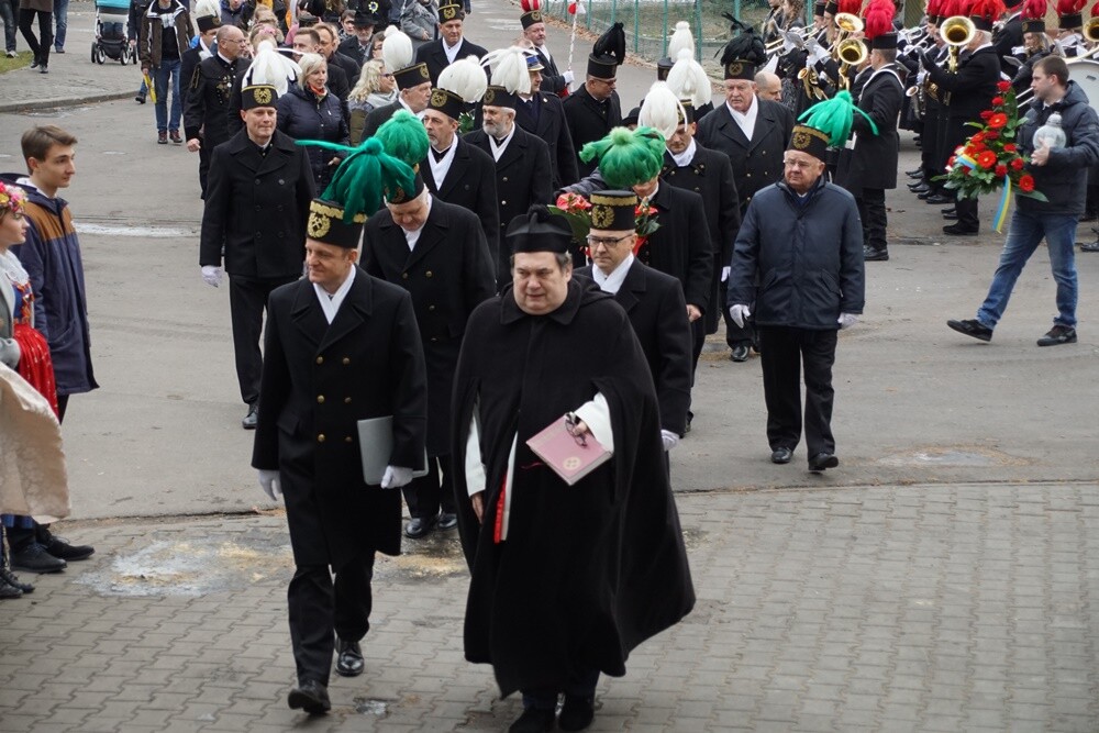 Dzisiaj z okazji Barbórki w całym mieście górnicy świętują. W kościołach odbyły się msze święte w intencji górników oraz ich rodzin. Nie zabrakło na nich kierownictwa kopalni, górników oraz przedstawicieli władz miasta.
