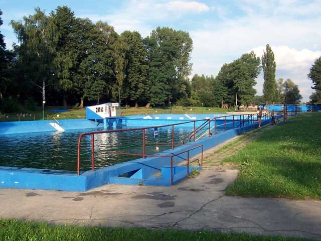 Orzegów, Godula, Bielszowice, Wirek czy Bykowina - w tych dzielnicach kiedyś mieszkańcy bawili się na basenach letnich. Obecnie w Rudzie Śląskiej funkcjonuje tylko jedno takie miejsce. Czy to się zmieni?

fot: Muzeum Miejskie im. Maksymiliana Chroboka w Rudzie Śląskiej