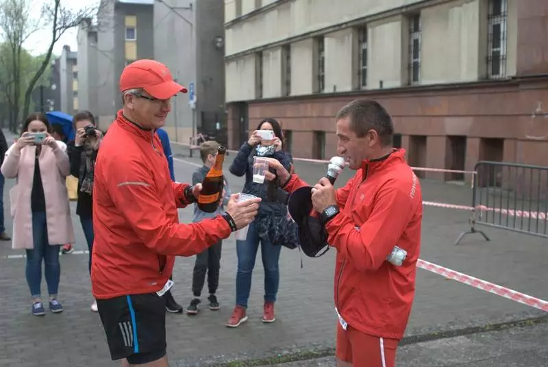 Bieg 12-godzinny w Rudzie Śląskiej: Tego dnia swoje 60. urodziny świętował także August Jakubik, rudzki ultramaratończyk