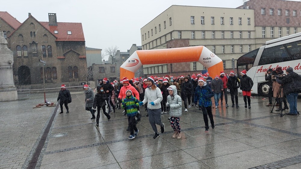 Dziesiątki Mikołajów pojawiło się dziś na rynku w Nowym Bytomiu. Wszystko to za sprawą "Biegu Mikołajów", który już po raz dziewiąty zorganizowany został w Rudzie Śląskiej.