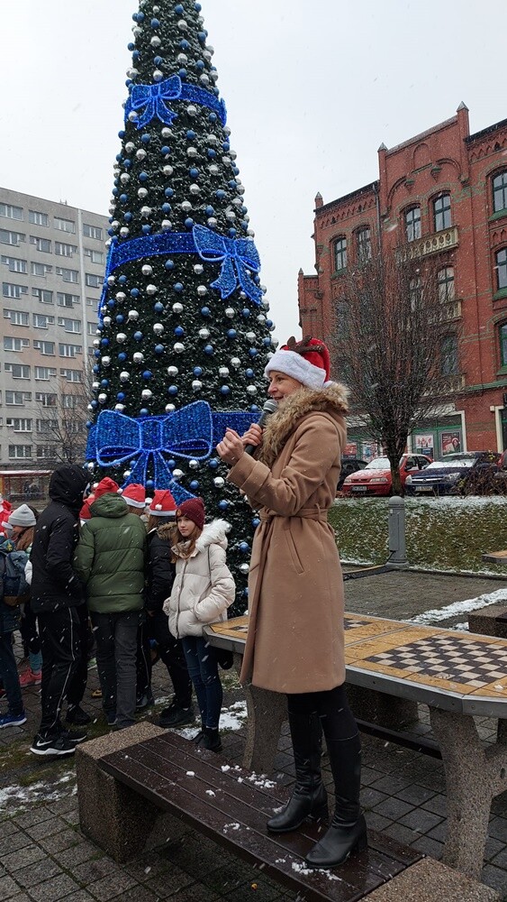 Dziesiątki Mikołajów pojawiło się dziś na rynku w Nowym Bytomiu. Wszystko to za sprawą "Biegu Mikołajów", który już po raz dziewiąty zorganizowany został w Rudzie Śląskiej.