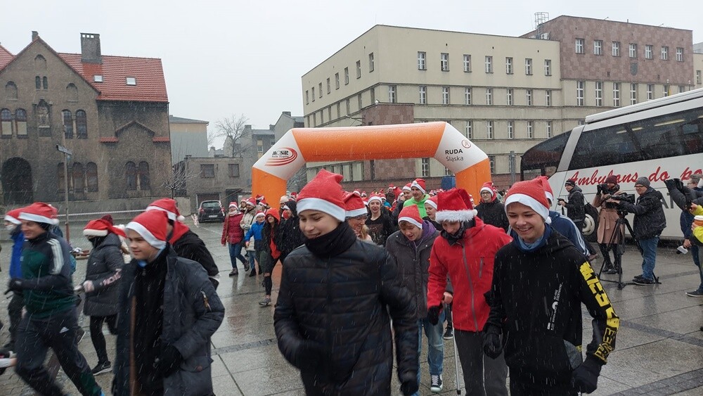 Dziesiątki Mikołajów pojawiło się dziś na rynku w Nowym Bytomiu. Wszystko to za sprawą "Biegu Mikołajów", który już po raz dziewiąty zorganizowany został w Rudzie Śląskiej.