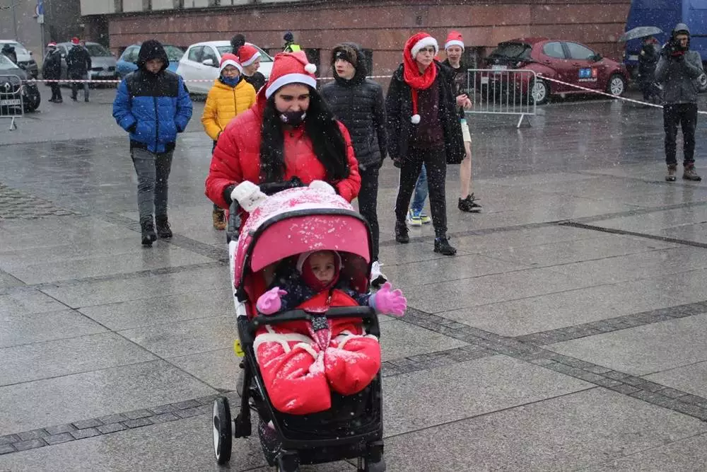 Dziesiątki Mikołajów pojawiło się dziś na rynku w Nowym Bytomiu. Wszystko to za sprawą "Biegu Mikołajów", który już po raz dziewiąty zorganizowany został w Rudzie Śląskiej.
