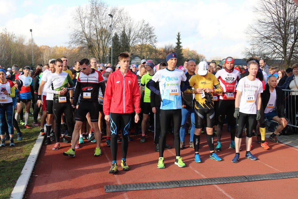 Rudzianie aktywnie świętowali 101. rocznicę odzyskania przez Polskę niepodległości! Dzisiaj w lasach halembskich, przy Szkole Podstawowej Sportowej nr 15, zostały zorganizowane XXVI Biegi Niepodległości.