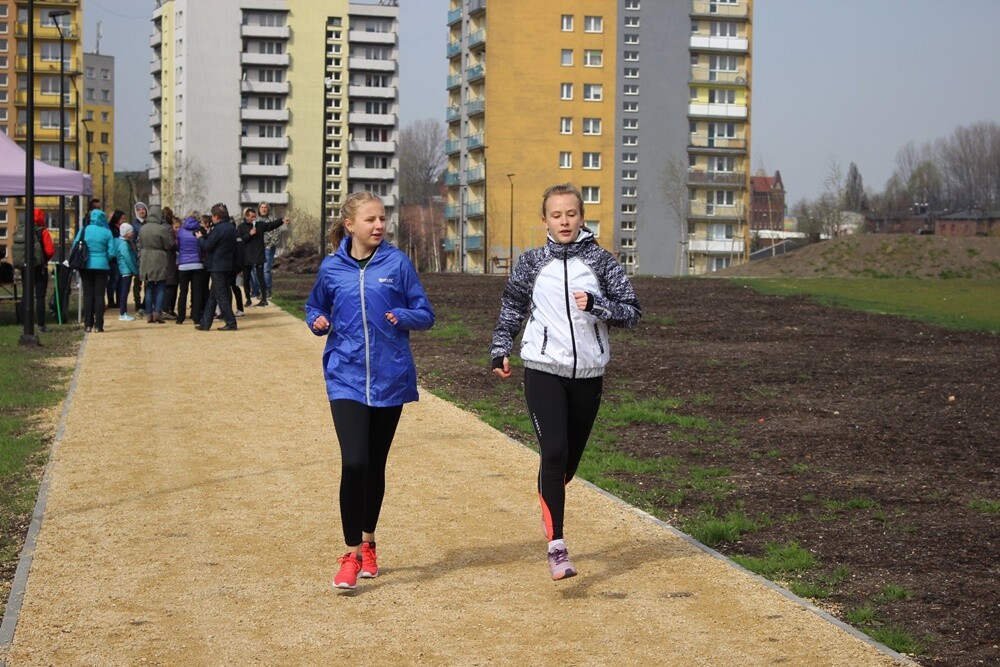 Na terenach zrewitalizowanej pocynkowej hałdy odbył się wczoraj bieg sztafetowy szkół podstawowych na dystansie 60 km z okazji 60-lecia istnienia Miasta Ruda Śląska.
