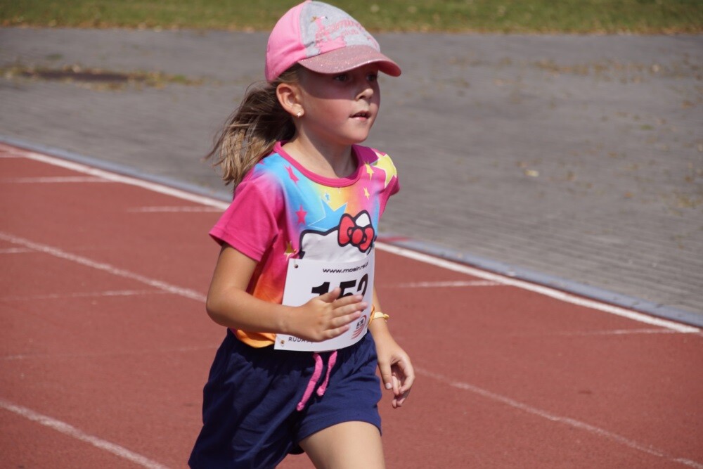 Przy Szkole Podstawowej nr 15 w Halembie odbyła się szósta w tym roku odsłona Biegu Wiewiórki. Początek biegu oraz rywalizacji nordic walking tradycyjnie rozpoczął się o godz. 11:15, wcześniej o godz. 11:00 wystartował bieg dla dzieci.