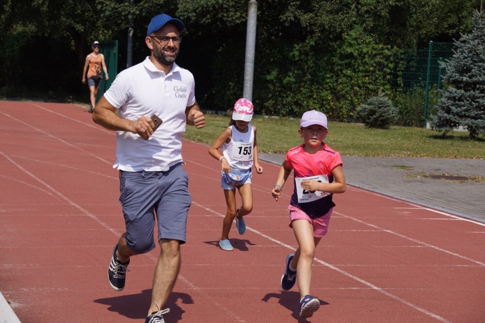 Przy Szkole Podstawowej nr 15 w Halembie odbyła się szósta w tym roku odsłona Biegu Wiewiórki. Początek biegu oraz rywalizacji nordic walking tradycyjnie rozpoczął się o godz. 11:15, wcześniej o godz. 11:00 wystartował bieg dla dzieci.