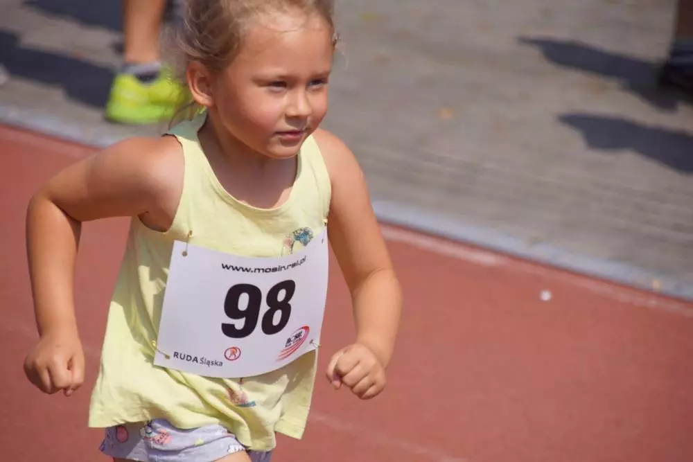 Przy Szkole Podstawowej nr 15 w Halembie odbyła się szósta w tym roku odsłona Biegu Wiewiórki. Początek biegu oraz rywalizacji nordic walking tradycyjnie rozpoczął się o godz. 11:15, wcześniej o godz. 11:00 wystartował bieg dla dzieci.
