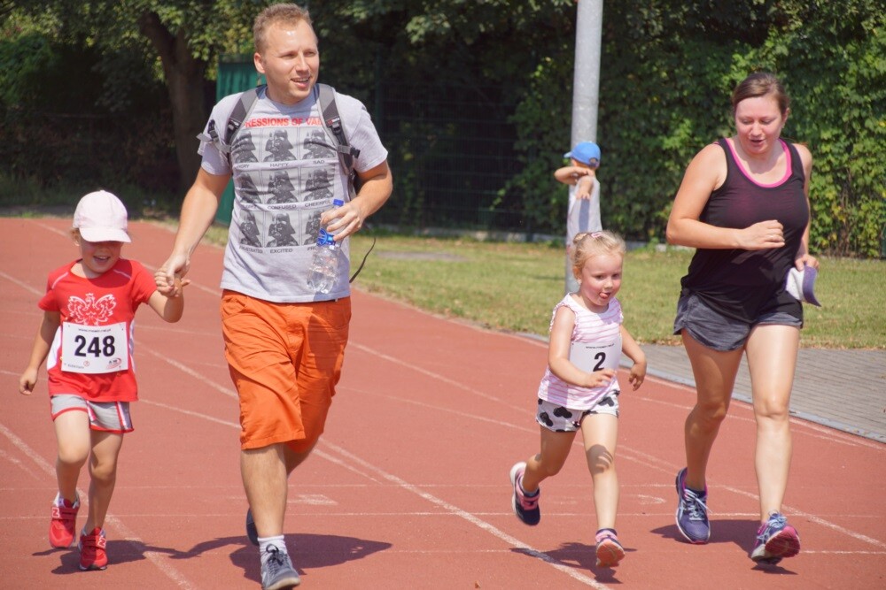 Przy Szkole Podstawowej nr 15 w Halembie odbyła się szósta w tym roku odsłona Biegu Wiewiórki. Początek biegu oraz rywalizacji nordic walking tradycyjnie rozpoczął się o godz. 11:15, wcześniej o godz. 11:00 wystartował bieg dla dzieci.