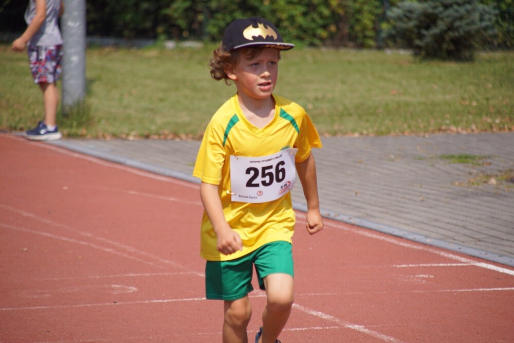 Przy Szkole Podstawowej nr 15 w Halembie odbyła się szósta w tym roku odsłona Biegu Wiewiórki. Początek biegu oraz rywalizacji nordic walking tradycyjnie rozpoczął się o godz. 11:15, wcześniej o godz. 11:00 wystartował bieg dla dzieci.