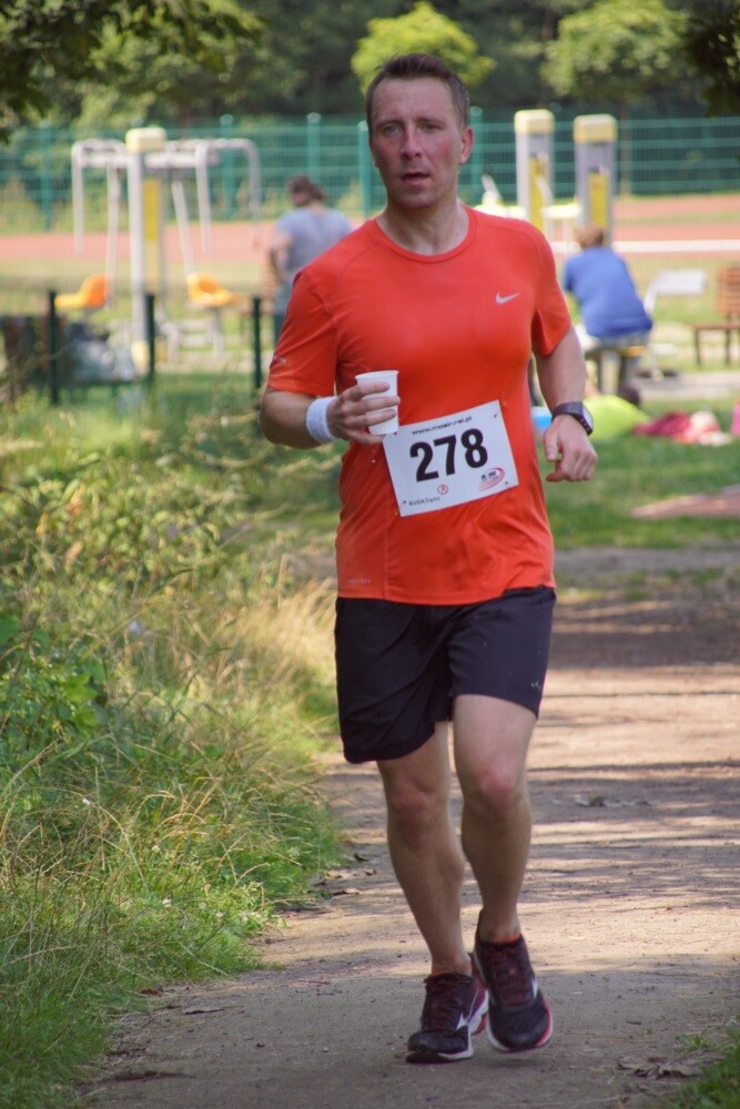 Przy Szkole Podstawowej nr 15 w Halembie odbyła się szósta w tym roku odsłona Biegu Wiewiórki. Początek biegu oraz rywalizacji nordic walking tradycyjnie rozpoczął się o godz. 11:15, wcześniej o godz. 11:00 wystartował bieg dla dzieci.