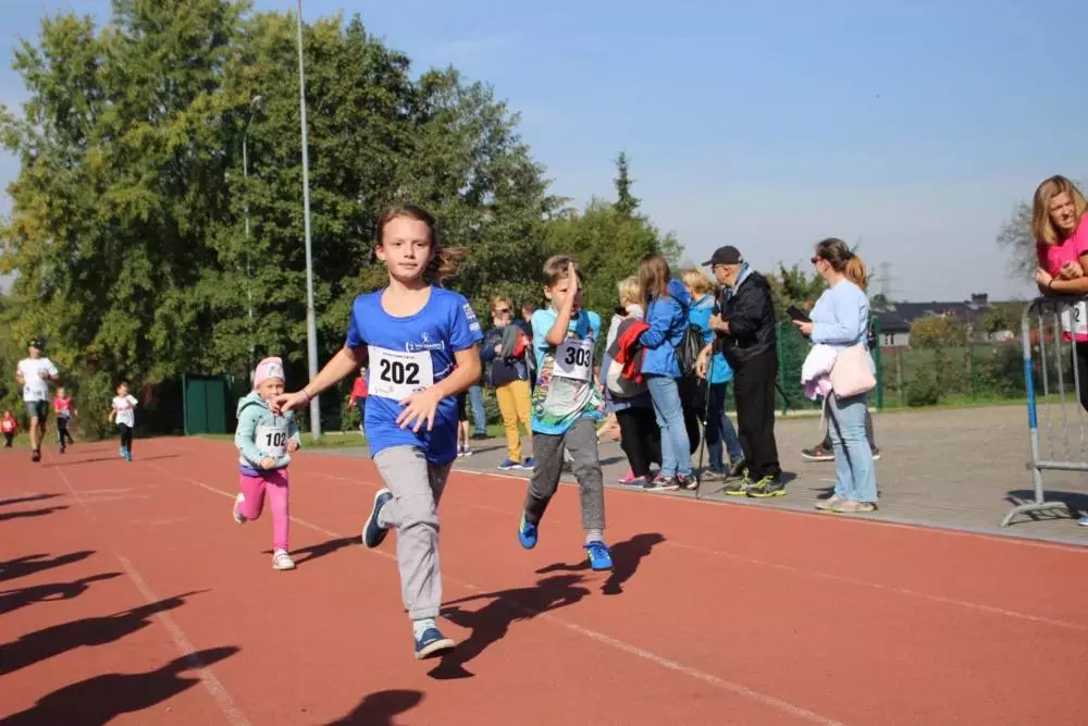 Przy Szkole Podstawowej nr 15 w Halembie odbyła się ósma w tym roku odsłona Biegu Wiewiórki. Początek biegu oraz rywalizacji nordic walking tradycyjnie rozpoczął się o godz. 11:15, wcześniej o godz. 11:00 wystartował bieg dla dzieci.