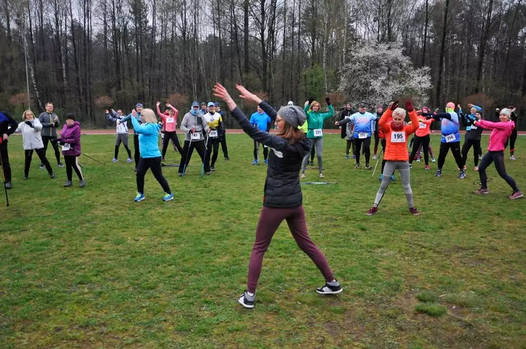 Miłośnicy biegania i zdrowego stylu życia ponownie spotkali się na bieżni Szkoły Podstawowej Sportowej nr 15 w Rudzie Śląskiej. Dzisiaj (13 kwietnia) o godzinie 11.00 odbył się drugi w tym roku Bieg Wiewiórki.