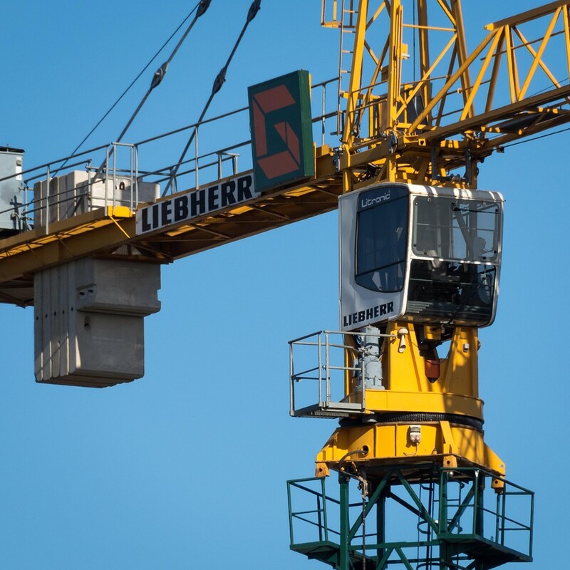 Blisko tragedii. Pijany operator 40-metrowego dźwigu sprowadzony na dół przez strażaków