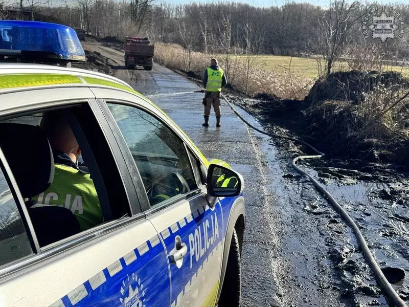 Błoto na ul. Karola Goduli w Rudzie Śląskiej. Policja reaguje na zgłoszenia mieszkańców