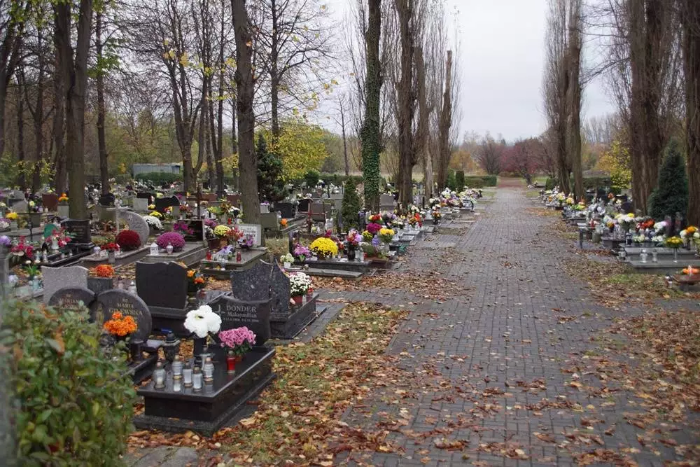 Dzień Wszystkich Świętych to dla Polaków jedno z najważniejszych świąt. W wyniku decyzji rządu nie mogą jednak wejść na cmentarze, by ozdobić groby swoich bliskich na znak pamięci. Niektórzy mieszkańcy naszego miasta postanowili pod zamkniętymi bramami cmentarzy zapalić znicze.