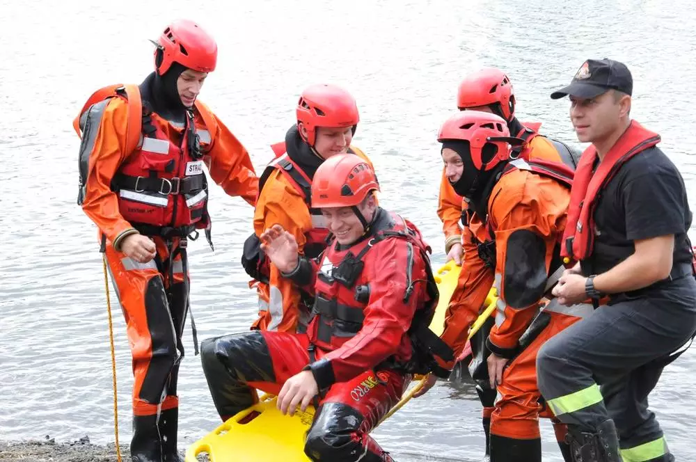 Rudzcy strażacy we współpracy ze Specjalistyczną Grupą Ratownictwa Wodno-Nurkowego Państwowej Straży Pożarnej, Wodnym Ochotniczym Pogotowiem Ratunkowym oraz OSP przeprowadzają na terenie stawu Kokotek ćwiczenia z zakresu ratownictwa wodnego.
