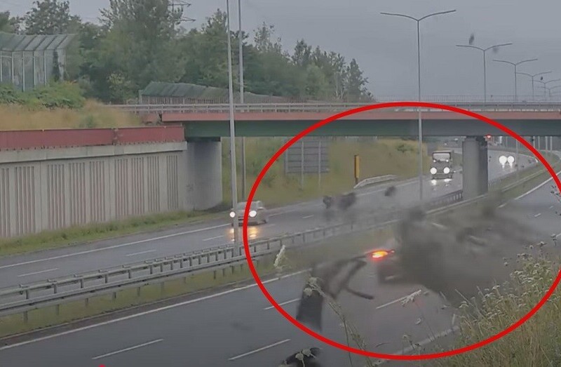 Dachowanie na DTŚ w Rudzie Śląskiej - jedno z kilku zdarzeń drogowych w regionie wczoraj