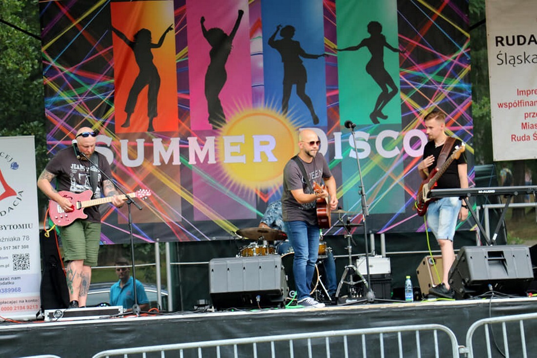 W bielszowickim Parku Strzelnica odbyła się wyjątkowa impreza - Disco Summer to połączenie koncertów lokalnych gwiazd i specjalnego, charytatywnego kiermaszu, z którego dochód został przeznaczony na podopiecznych Fundacji Pomóc Więcej.