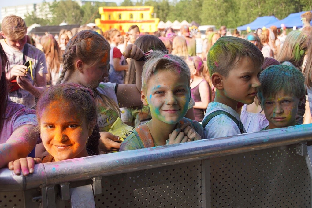 Dzisiaj na mieszkańców naszego miasta czekał kolorowy zawrót głowy. W Bykowinie odbył się Holi Festiwal Poland - ogólnopolska edycja robiącego furorę na całym świecie festiwalu kolorów.