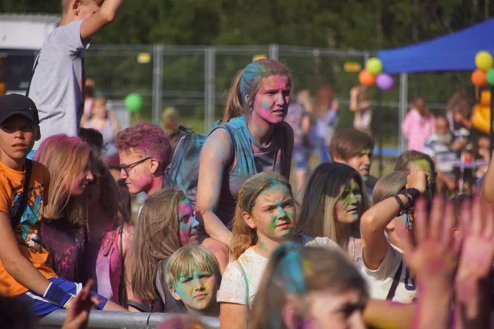 Dzisiaj na mieszkańców naszego miasta czekał kolorowy zawrót głowy. W Bykowinie odbył się Holi Festiwal Poland - ogólnopolska edycja robiącego furorę na całym świecie festiwalu kolorów.