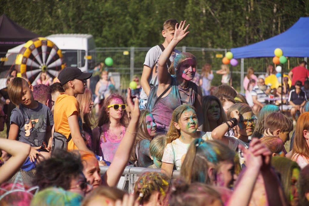 Dzisiaj na mieszkańców naszego miasta czekał kolorowy zawrót głowy. W Bykowinie odbył się Holi Festiwal Poland - ogólnopolska edycja robiącego furorę na całym świecie festiwalu kolorów.