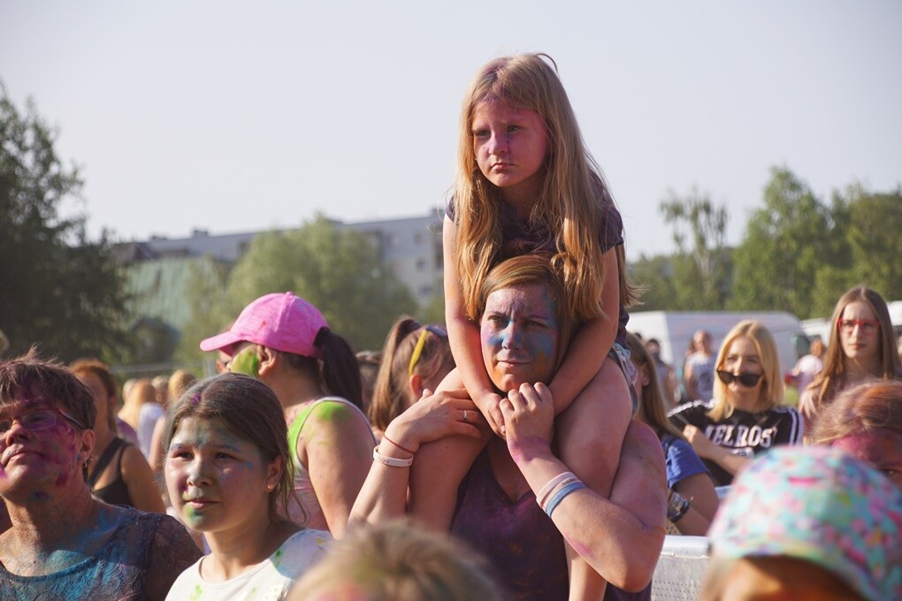 Dzisiaj na mieszkańców naszego miasta czekał kolorowy zawrót głowy. W Bykowinie odbył się Holi Festiwal Poland - ogólnopolska edycja robiącego furorę na całym świecie festiwalu kolorów.