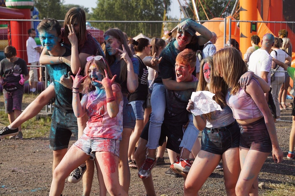 Dzisiaj na mieszkańców naszego miasta czekał kolorowy zawrót głowy. W Bykowinie odbył się Holi Festiwal Poland - ogólnopolska edycja robiącego furorę na całym świecie festiwalu kolorów.