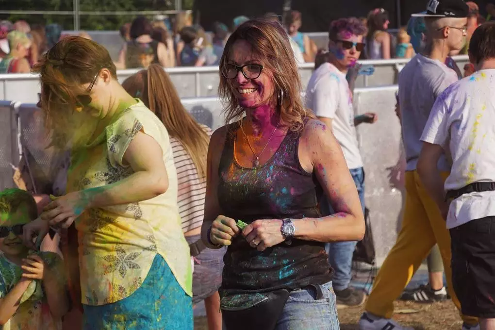 Dzisiaj na mieszkańców naszego miasta czekał kolorowy zawrót głowy. W Bykowinie odbył się Holi Festiwal Poland - ogólnopolska edycja robiącego furorę na całym świecie festiwalu kolorów.
