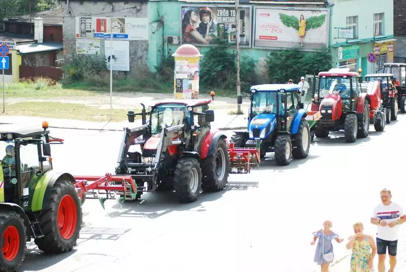 Dożynki 2019 w Rudzie Śląskiej: Za maszerującymi uczestnikami korowodu jechały maszyny rolnicze.