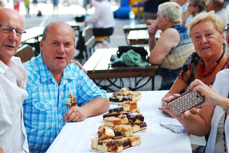 Dożynki 2019 w Rudzie Śląskiej dobiegły końca. W tym roku odbyła się druga edycja imprezy, podczas której działkowcy z rudzkich ogrodów podziękowali za plony. Świętowanie rozpoczęto 1 września od uroczystej mszy świętej w kościele pw. św. Wawrzyńca i św. Antoniego. Następnie sprzed świątyni wyruszył barwny korowód dożynkowy tworzony m.in. przez Orkiestrę Dętą KWK Halemba pod dyrekcją Piotra Szczygioła, Ochotniczą Straż Pożarną, przedstawicieli ogrodów działkowych, rolników i władz miasta. Pochód pomaszerował na tereny targowe w dzielnicy Wirek, gdzie miały miejsce główne uroczystości, a ich głównym punktem był wybór najpiękniejszej wystawy plonów.