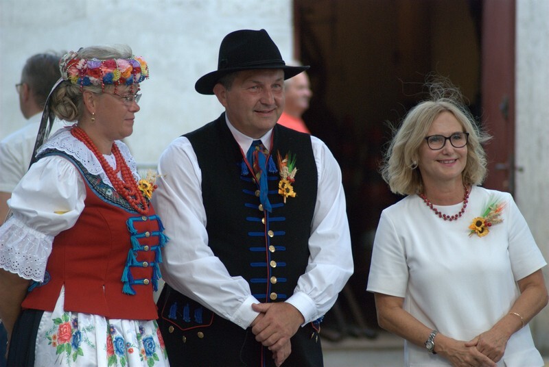 Dożynki 2019 w Rudzie Śląskiej dobiegły końca. W tym roku odbyła się druga edycja imprezy, podczas której działkowcy z rudzkich ogrodów podziękowali za plony. Świętowanie rozpoczęto 1 września od uroczystej mszy świętej w kościele pw. św. Wawrzyńca i św. Antoniego. Następnie sprzed świątyni wyruszył barwny korowód dożynkowy tworzony m.in. przez Orkiestrę Dętą KWK Halemba pod dyrekcją Piotra Szczygioła, Ochotniczą Straż Pożarną, przedstawicieli ogrodów działkowych, rolników i władz miasta. Pochód pomaszerował na tereny targowe w dzielnicy Wirek, gdzie miały miejsce główne uroczystości, a ich głównym punktem był wybór najpiękniejszej wystawy plonów.